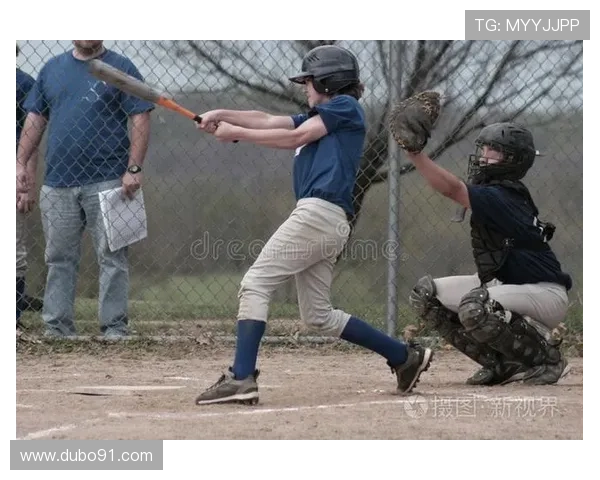 4. 棒球比赛中，棒球以30度的角度投向击球手